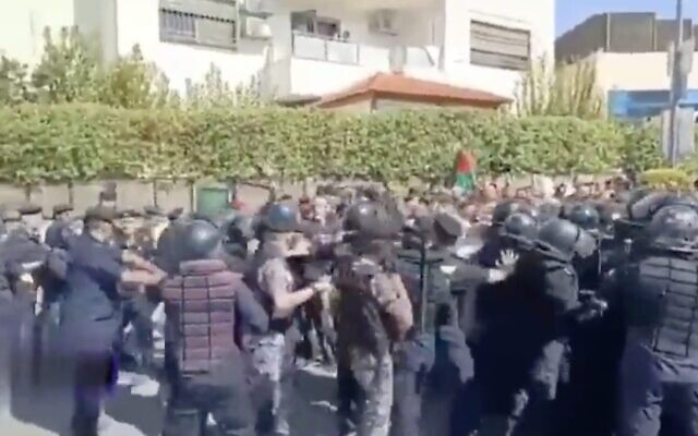 Les forces de sécurité jordaniennes dispersant la foule de milliers de manifestants qui tentent de prendre d'assaut l'ambassade d'Israël pour protester contre la guerre à Gaza, à Amman, en Jordanie, le 18 octobre 2023. (Crédit : Capture d'écran/X)