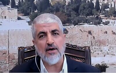 Khaled Meshaal, ancien chef du Hamas, s'adressant à Al Arabiya le 19 octobre 2023. (Crédit : Capture d'écran vidéo Al Arabiya)