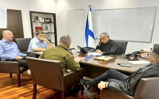 Le Premier ministre Benjamin Netanyahu s'entretient avec le président américain Joe Biden au quartier général militaire de Kirya de Tsahal à Tel Aviv, le 20 octobre 2023. (Crédit : Bureau du Premier ministre)