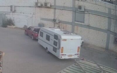 Un suspect en train de voler une caravane sur les lieux du massacre du festival de musique de Reim, sur les images des caméras de sécurité publiées par la police le 22 octobre 2023 (Capture d'écran/Police israélienne)