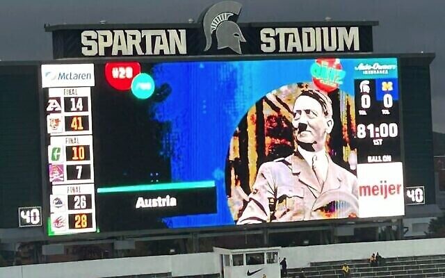 L'Université du Michigan a affiché une image d'Adolf Hitler dans le cadre d'un quiz avant un match de football, le 21 octobre 2023. (Crédit : Alexander Haenke/X via la JTA)