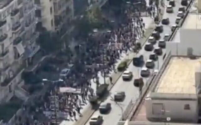 Des milliers de personnes manifestant en solidarité avec Gaza à Athènes, en Grèce, le 29 octobre 2023. (Crédit : Capture d'écran X)