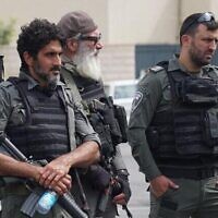 L'acteur israélien de la série "Fauda" Tsahi Halevi, deuxième à partir de la gauche, lors d'une descente d'armes dans la ville de Lod, le 2 octobre 2023. (Crédit : Police israélienne)