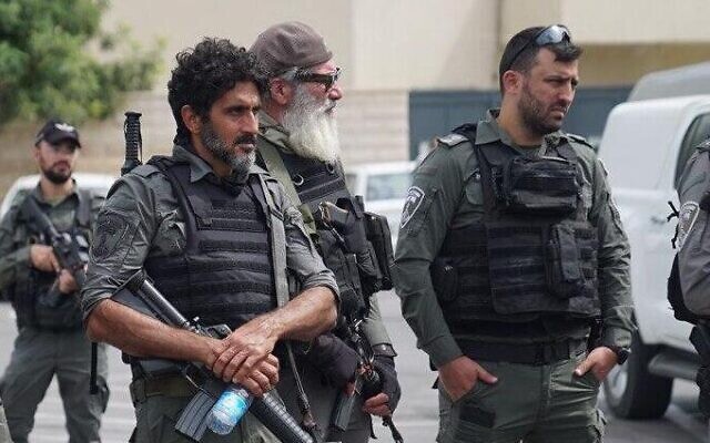 L'acteur israélien de la série "Fauda" Tsahi Halevi, deuxième à partir de la gauche, lors d'une descente d'armes dans la ville de Lod, le 2 octobre 2023. (Crédit : Police israélienne)