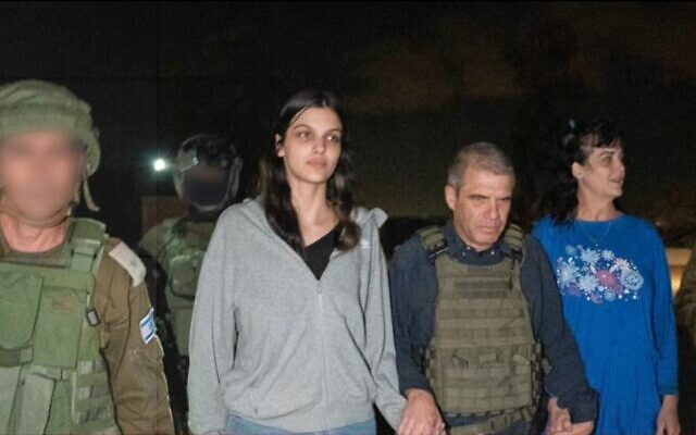 Natalie Raanan, 3e à gauche, et Judith Raanan, à droite, à leur arrivée en Israël après avoir été libérées de la captivité du Hamas, alors que l'envoyé du gouvernement pour les otages, Gal Hirsch, au centre, leur tient la main, le 20 octobre 2023. (Autorisation)