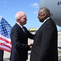 Le ministre de la Défense Yoav Gallant accueillant le secrétaire américain à la Défense Lloyd Austin, à l'aéroport Ben Gurion, en mars 2023. (Crédit : Ariel Hermoni/Ministère de la Défense)