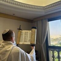 Un membre de la délégation du ministre des Communications Shlomo Karhi tient un rouleau de la Torah lors d'un office de prières matinales à Riyad, en Arabie saoudite, le 3 octobre 2023. (Crédit : Cabinet du porte-parole, ministère des Communications)