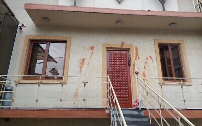De la peinture rouge visible sur la façade de la synagogue Mordechay Navi à la suite d'un incident antisémite présumé, à Erevan, en Arménie, le 3 octobre 2023. (Crédit : CER)