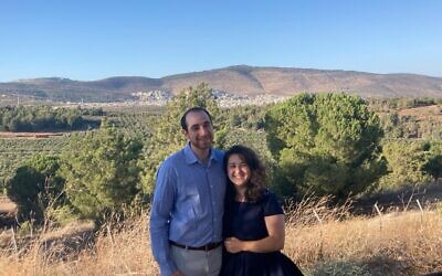 Jacob Kaplan-Lipkin et sa fiancée Shira posant avant Rosh HaShana 2023 au kibboutz Hannaton dans la vallée de Jezreel en Israël. (Crédit : Kaplan-Lipkin via JTA)