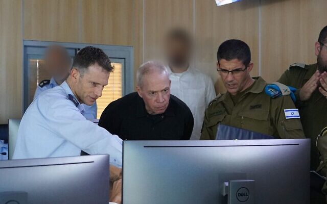 Le ministre de la Défense Yoav Gallant au centre de commandement souterrain de l'armée de l'air au siège de Tsahal, à Tel Aviv, le 9 octobre 2023. (Crédit : Ariel Hermoni/Ministère de la Défense)
