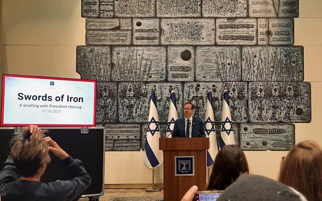 Le président Isaac Herzog s'adressant à des journalistes étrangers dans sa résidence de Jérusalem, le 12 octobre 2023. (Crédit : Amy Spiro/Times of Israel)