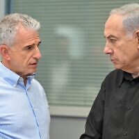 Le Premier ministre Benjamin Netanyahu, à droite, s'entretenant avec le chef de l'agence de renseignement du Mossad, David Barnea, au siège de Tsahal, à Tel Aviv, le 15 octobre 2023. (Crédit : Kobi Gideon/GPO)