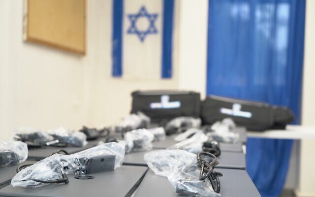 Des ordinateurs portables seront distribués aux enfants israéliens évacués de leur domicile afin qu'ils puissent suivre un enseignement à distance le 16 octobre 2023. (Crédit : Ministère de l'Éducation)