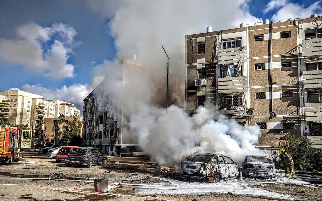 Des pompiers éteignant un incendie après un tir de roquette à Ashkelon pendant la guerre Israël-Gaza 2023. (Crédit : EVP)