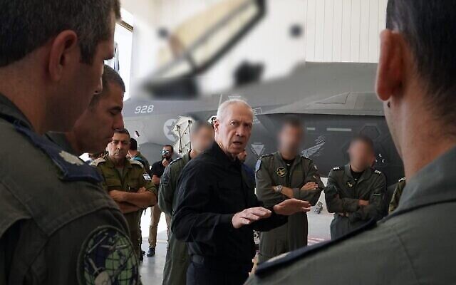 Le ministre de la Défense Yoav Gallant s'adresse aux pilotes de la base aérienne de Nevatim, dans le sud d'Israël, le 17 octobre 2023. (Crédit : Ariel Hermoni/Ministère de la Défense)