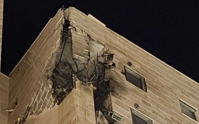 Dommages causés à une maison à Sderot par l'impact d'une roquette le 17 octobre 2023. (Crédit : Municipalité de Sderot)