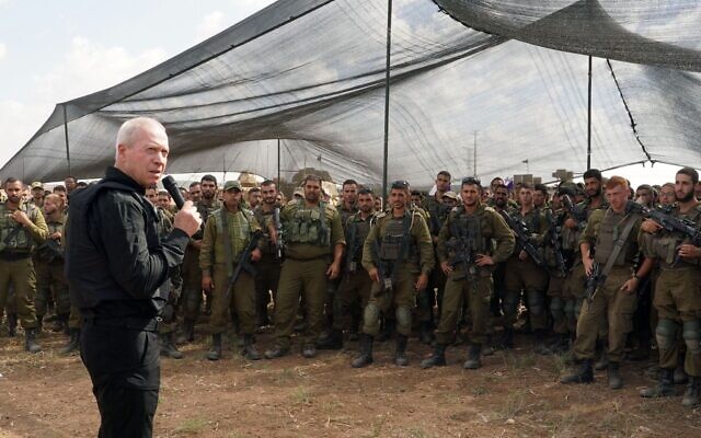 Le ministre de la Défense Yoav Gallant s'adressant aux troupes près de la frontière de Gaza, le 19 octobre 2023. (Crédit : Ariel Hermoni/Ministère de la défense)