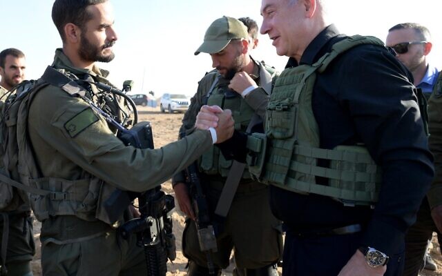 Le Premier ministre Benjamin Netanyahu rencontre des soldats de Golani près de la frontière avec Gaza, le 19 octobre 2023. (Crédit : Avi Ohayon/GPO)