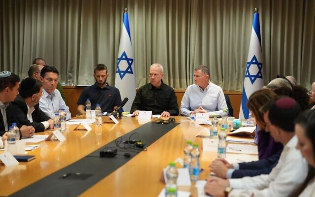 Le ministre de la Défense Yoav Gallant, au centre, s'exprime lors d'une réunion de la commission des Affaires étrangères et de la Défense de la Knesset à Tel Aviv, le 20 octobre 2023. (Crédit : Elad Malka/Ministère de la Défense)