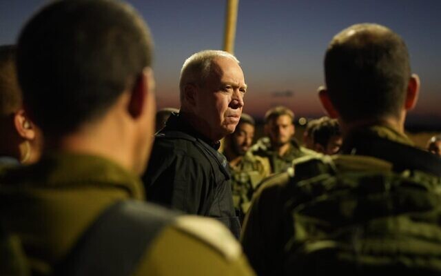 Le ministre de la Défense Yoav Gallant rencontrant les troupes de l'armée israélienne à la frontière de Gaza, le 20 octobre 2023. (Crédit : Elad Malka/Ministère de la Défense)