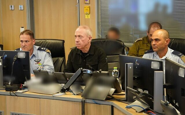 Le ministre de la Défense Yoav Gallant (au centre) au centre de commandement de l'armée de l'air à Tel Aviv, le 22 octobre 2023. (Crédit : Ariel Hermoni/Ministère de la Défense)