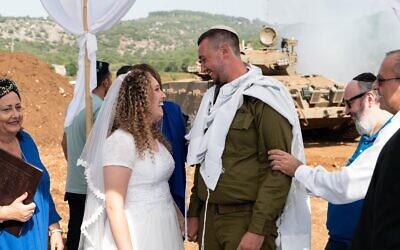 Shirel Tayeb et Reuven Lebetkin se sont mariés dans le nord d'Israël, le 23 octobre 2023. La date de leur mariage est tombée pendant la guerre entre Israël et le Hamas et ils ont choisi de maintenir la cérémonie en la modifiant. (Autorisation : Lebetkin via JTA)