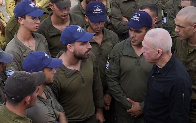 Le ministre de la Défense Yoav Gallant s'entretenant avec des marins de la marine israélienne du 916e escadron de patrouille à la base navale d'Ashdod, le 23 octobre 2023. (Crédit : Ariel Hermoni/Ministère de la Défense)