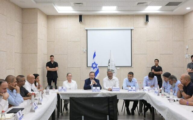 Le président Isaac Herzog rencontrant à Rahat des membres des familles des otages bédouins détenus à Gaza, le 26 octobre 2023. (Crédit : Amos Ben Gershom/GPO)
