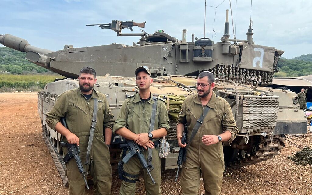 Roï, Josh, et Dror, des réservistes appartenant à des unités de chars stationnés à la frontière entre Israël et le Liban, le 29 octobre 2023. (Crédit : Lazar Berman/Times of Israel