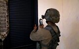Un soldat israélien cartographie l'habitation de Khaled Kharousha, qui avait aidé son père, un terroriste du Hamas, à commettre un attentat meurtrier à Huwara à Naplouse, en Cisjordanie, le 23 mai 2023. (Crédit : Armée israélienne)