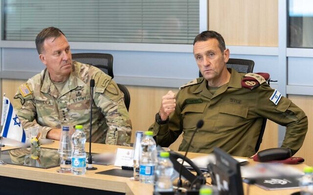 Le général en chef du CENTCOM Michael Erik Kurilla (à gauche) et le chef de Tsahal Herzi Halevi à Tel Aviv, le 30 mai 2023. (Crédit : Armée israélienne)