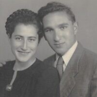 Dov (Berale) Broder (à droite) et sa femme Batya Broder en 1947. Dov a été tué lors d'une bataille le 13 mai 1948 et ses restes ont été identifiés en 2023. (Crédit : Armée israélienne)