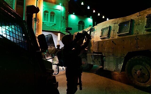 Illustration : Des soldats israéliens interviennent en Cisjordanie, au matin du 4 octobre 2023. (Crédit : Armée israélienne)
