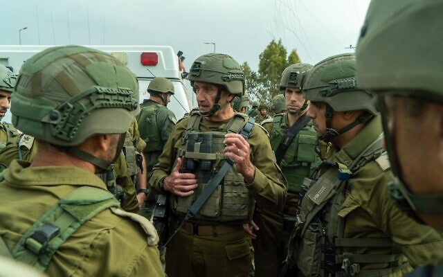 Le chef d'état-major de Tsahal, le général Herzi Halevi, parle aux troupes stationnées le long de la frontière avec la bande de Gaza, le 9 octobre 2023. (Crédit : Armée israélienne)