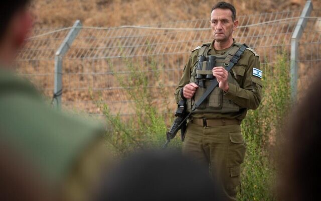 Le chef d'état-major de l'armée israélienne, le lieutenant-général Herzi Halevi, au commandement nord à Safed, le 17 octobre 2023. (Crédit : Tsahal)