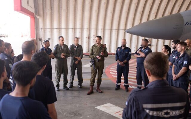 Le chef d'état-major de Tsahal, le lieutenant-général Herzi Halevi, s'adresse aux troupes sur la base aérienne de Tel Nof de l'armée de l'air israélienne, le 18 octobre 2023. (Crédit : Armée israélienne)