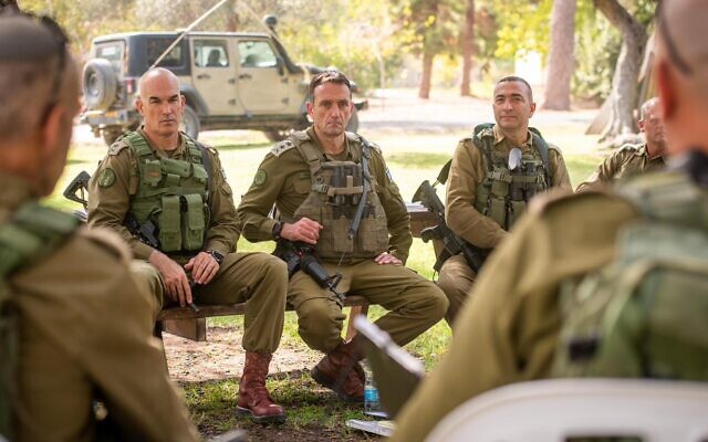 Le chef d'état-major de Tsahal, le lieutenant-général Herzi Halevi (au centre) s'adresse aux commandants de la 146e division dans le nord d'Israël, le 23 octobre 2023. (Crédit : Armée israélienne)