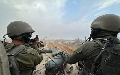 Des soldats israéliens opérant à l'intérieur de la bande de Gaza, sur une photo non datée publiée le 30 octobre 2023. (Crédit : Porte-parole de l'armée israélienne)