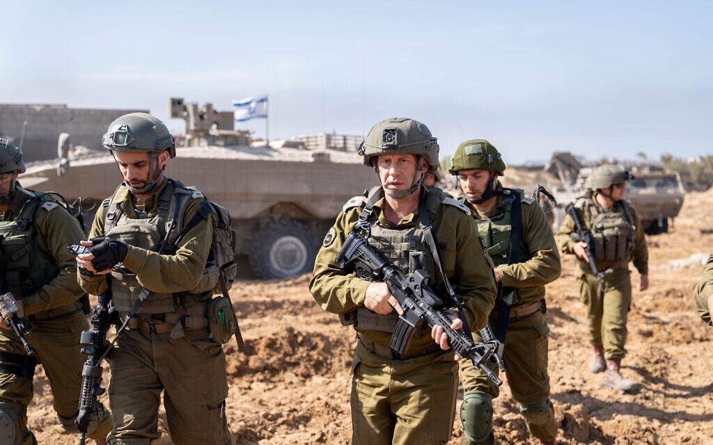 Le chef du Commandement du Sud de Tsahal, le général de division Yaron Finkelman, au centre, dans la bande de Gaza, le 30 octobre 2023. (Crédit : Armée israélienne)