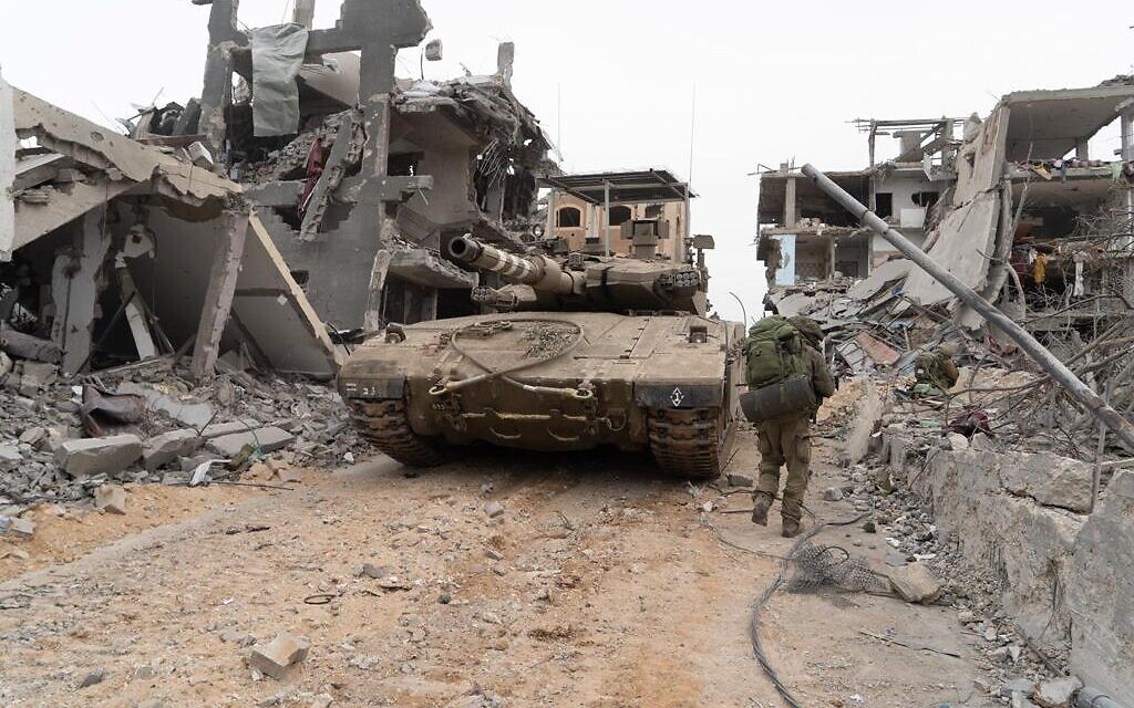 Des chars israéliens dans la bande de Gaza, sur une photo publiée le 31 octobre 2023. (Crédit : Armée israélienne)