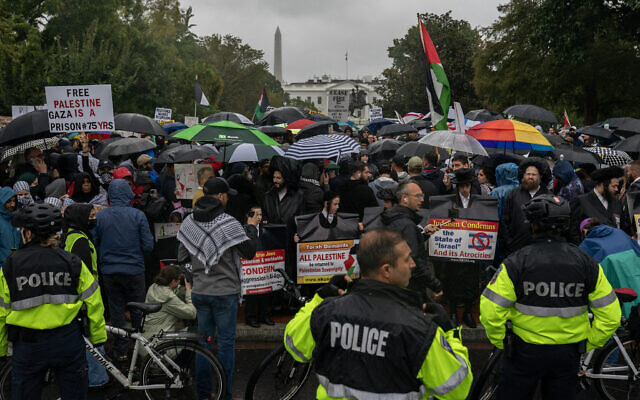 Des manifestants pro-Palestine se rassemblent devant la Maison Blanche, à Washington, le 14 octobre 2023. (Crédit : Nathan Howard / GETTY IMAGES NORTH AMERICA / Getty Images via AFP)