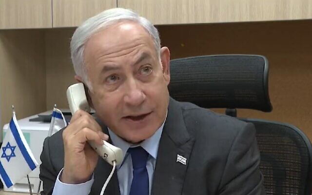 Le Premier ministre Benjamin Netanyahu parlant au téléphone avec le président américain Joe Biden, le 10 octobre 2023. (Crédit : Capture d'écran/GPO)