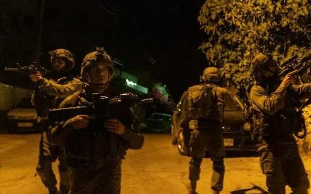 Les soldats israéliens reprenant le contrôle du kibboutz Beeri en Israël, le 8 octobre 2023. (Crédit : Unité du porte-parole de l'armée israélienne)