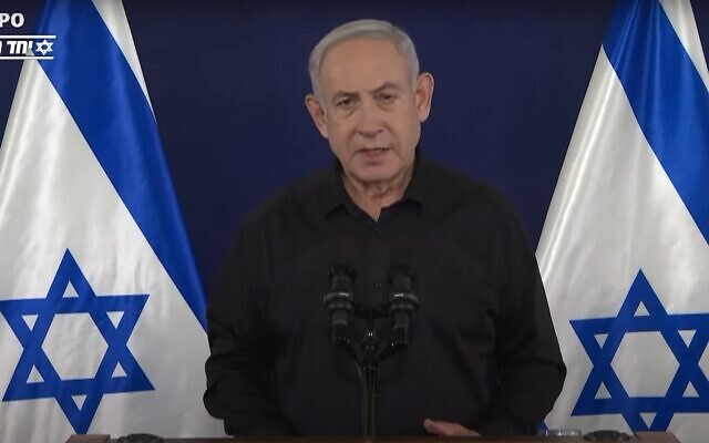Le Premier ministre Benjamin Netanyahu prononçant un discours à une heure de grande écoute, le 25 octobre 2023. (Crédit : Capture d'écran/GPO)