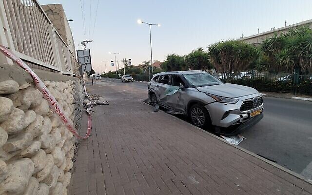 Dégâts causés par la chute d'une roquette Qassam, dans une rue de Netivot, le 10 octobre 2023. (Crédit : Canaan Lidor/Times of Israël)
