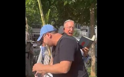 Un manifestant s'attaquant au rabbin Leo Dee alors qu'il prie sur le Kikar Dizengoff à Tel Aviv, en Israël, le 5 octobre 2023. (Crédit : Capture d'écran vidéo ; utilisée conformément à l'article 27a de la loi sur le droit d'auteur)