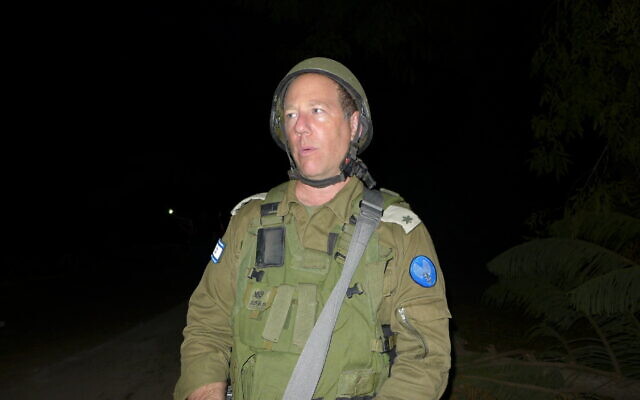 Le major Doron Spielman de l'armée israélienne s'adressant aux journalistes, à Beeri, en Israël, le 11 octobre 2023. (Crédit : Canaan Lidor/Times of Israel)