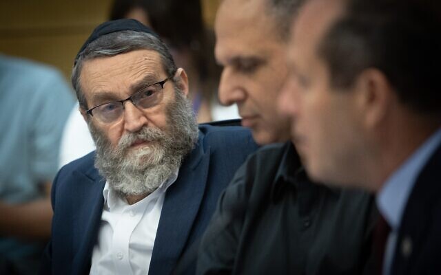Le député Moshe Gafni dirigeant une réunion de la commission des Finances de la Knesset qu'il préside, le 23 octobre 2023. (Crédit : Oren Ben Hakoon/Flash90)