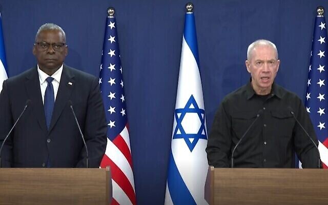 Illustration : Le chef du Pentagone américain Lloyd Austin et le ministre de la Défense Yoav Gallant lors d'une conférence de presse, le 13 octobre 2023. (Crédit : Capture d'écran)