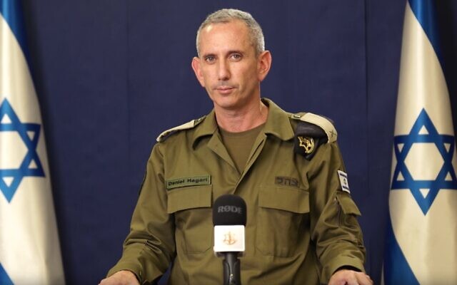 Le porte-parole de Tsahal, le contre-amiral Daniel Hagari, lors de sa déclaration le 17 octobre 2023, affirmant que le groupe terroriste du Jihad islamique palestinien était responsable d’un tir de roquette raté qui a touché un hôpital de la bande de Gaza, tuant des centaines de personnes. (Capture d'écran)